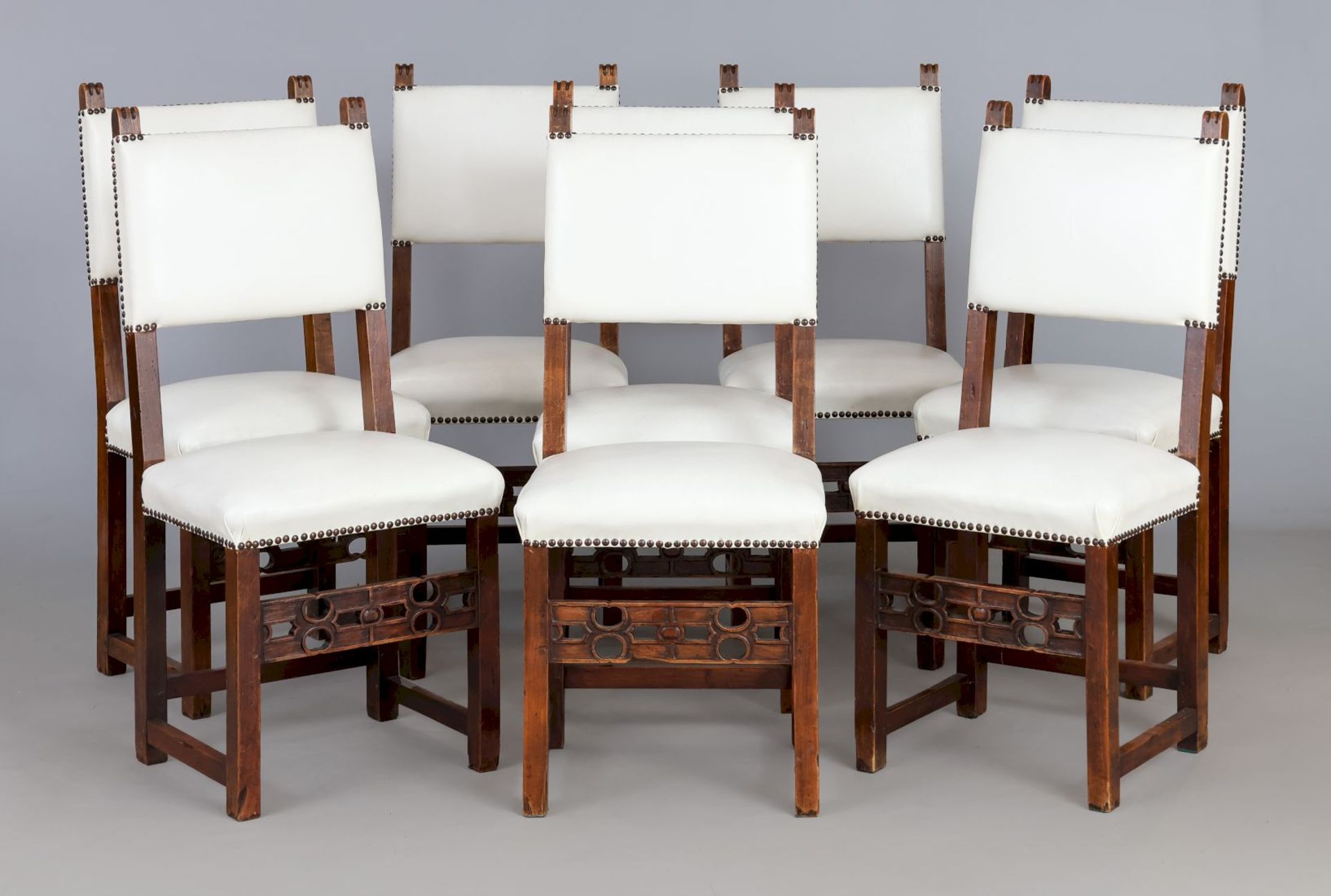 8 Stühle im Stile der iberischen Renaissance
