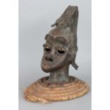 Afrikanischer Bronze (Gelbguss) Gedenkkopf eines Schamanen der Yoruba, Benin