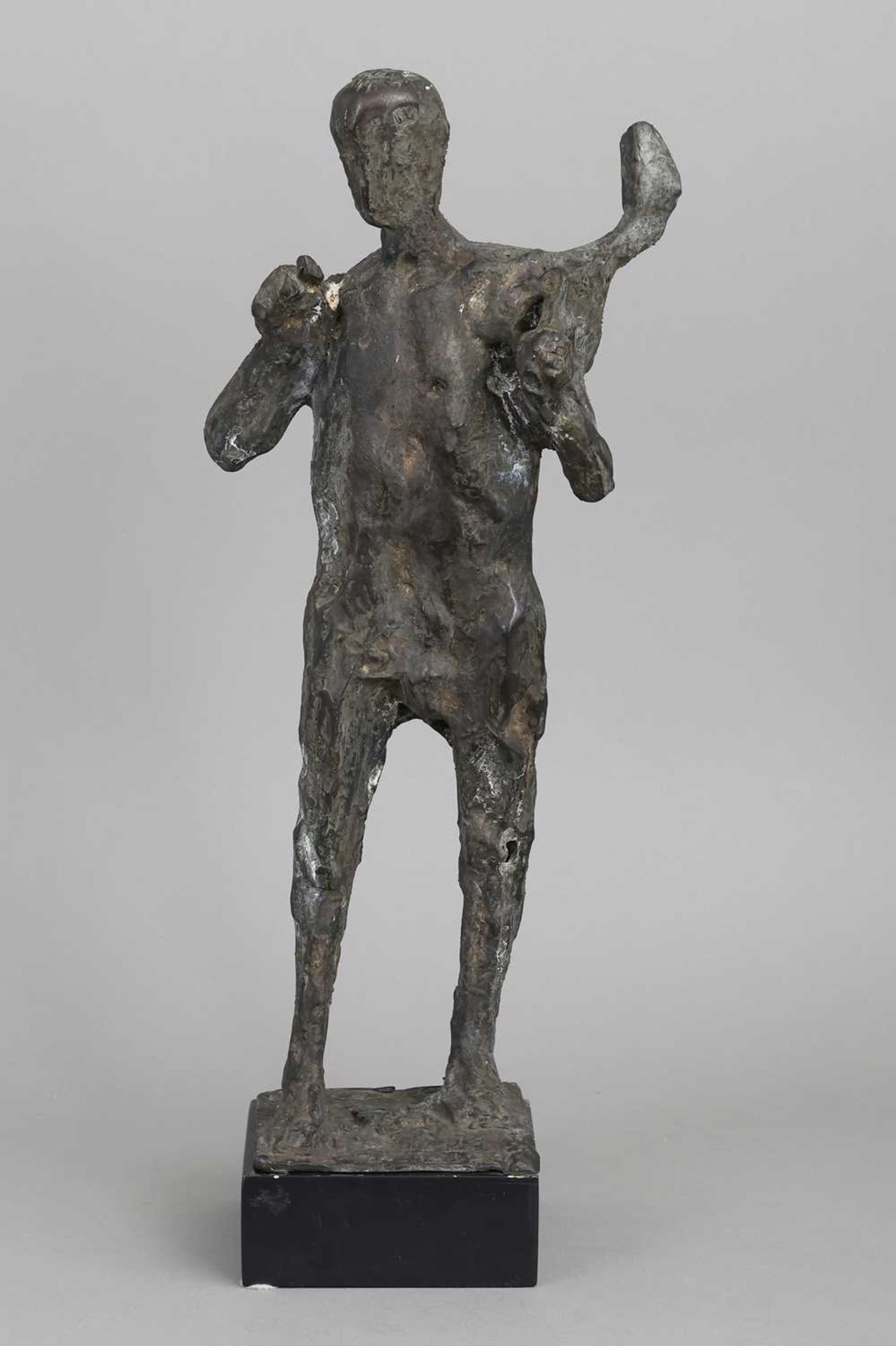 Bronzefigur "Hirte mit geschultertem Lamm"