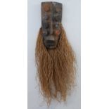 Afrikanische Ritualmaske mit Rafia-Bart