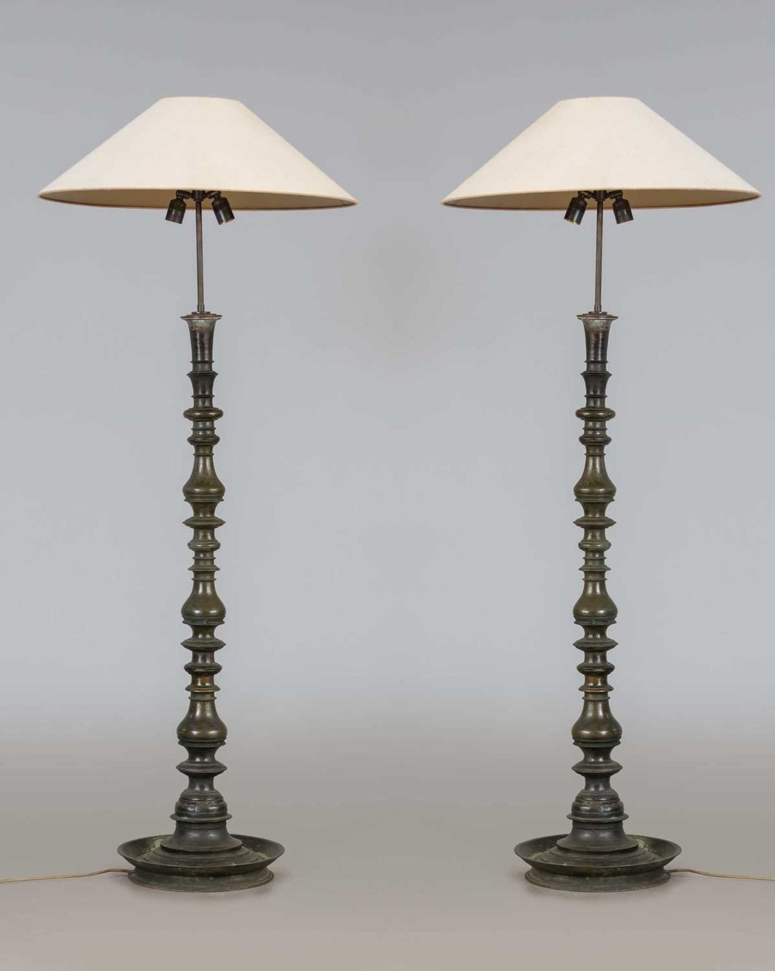 Paar große Bronze Altarleuchter des 17./18. Jahrhunderts als Lampen