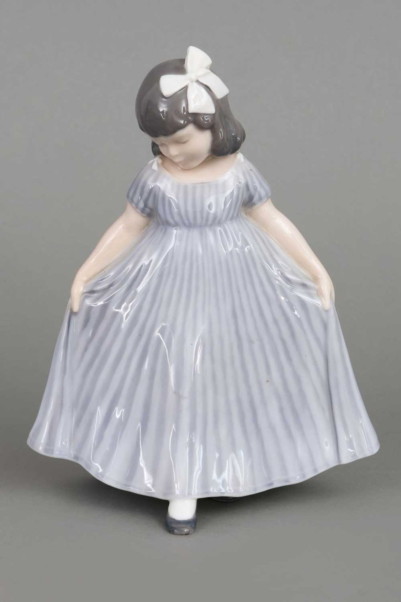 ROYAL COPENHAGEN Porzellanfigur ¨Mädchen im blauen Kleid¨