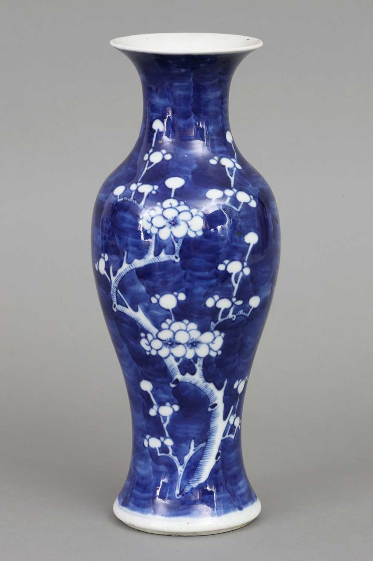 Chinesische Porzellanvase mit Kirschblütendekor