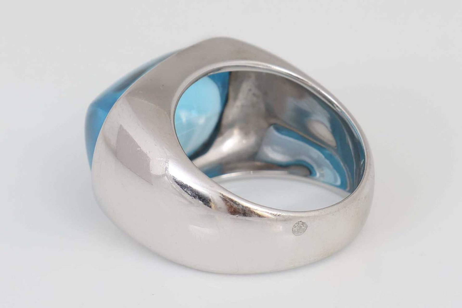 Moderner Ring mit Blautopas - Bild 2 aus 3