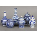6 chinesische Porzellan (Deckel-)Vasen mit Blaumalerei