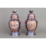 Paar chinesische Imari-Porzellandeckelvasen