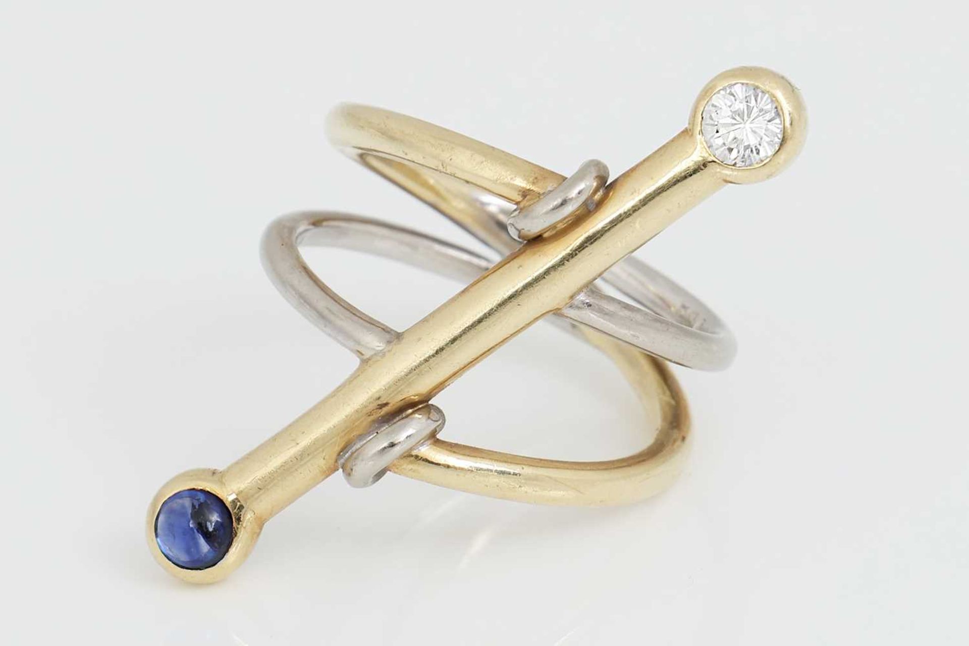 Moderner Ring mit Brillant und Saphir