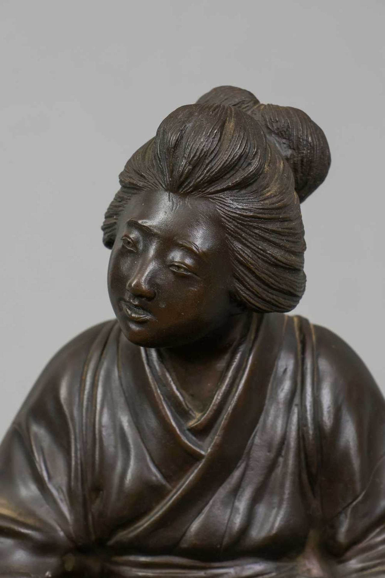 GENRYUSAI SEIKOKU (1868-1912) Bronzefigur "Japanerin mit Reiskorb" - Image 3 of 3