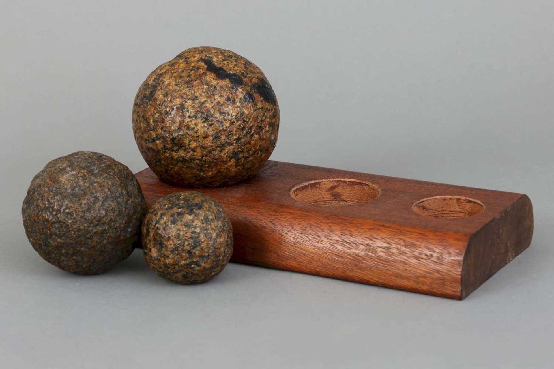 3 Stein Kanonenkugeln des 18. Jahrhunderts - Bild 2 aus 3