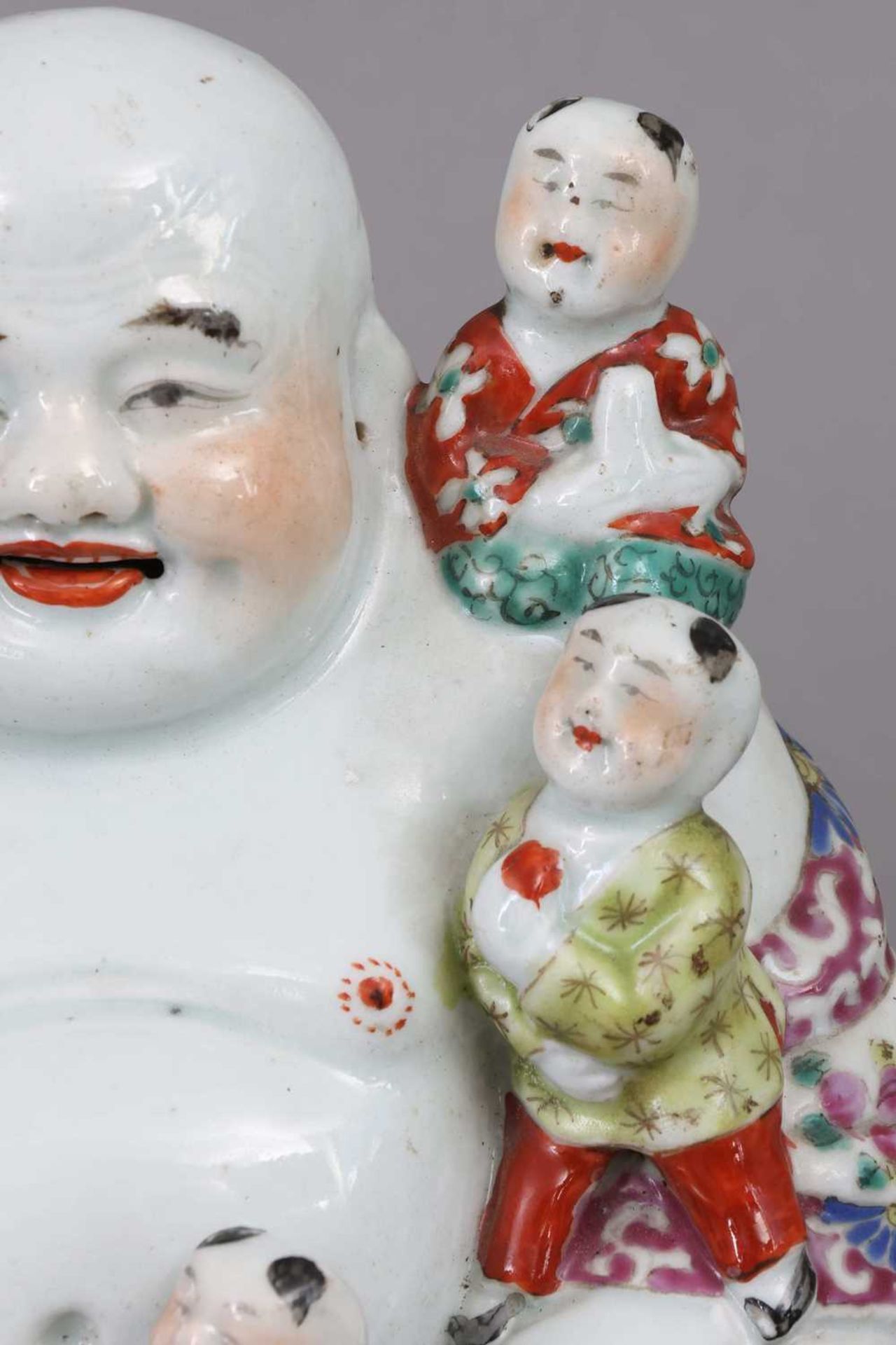 Chinesische Porzellanfigur "Happy Buddha mit Kindern" - Image 4 of 5