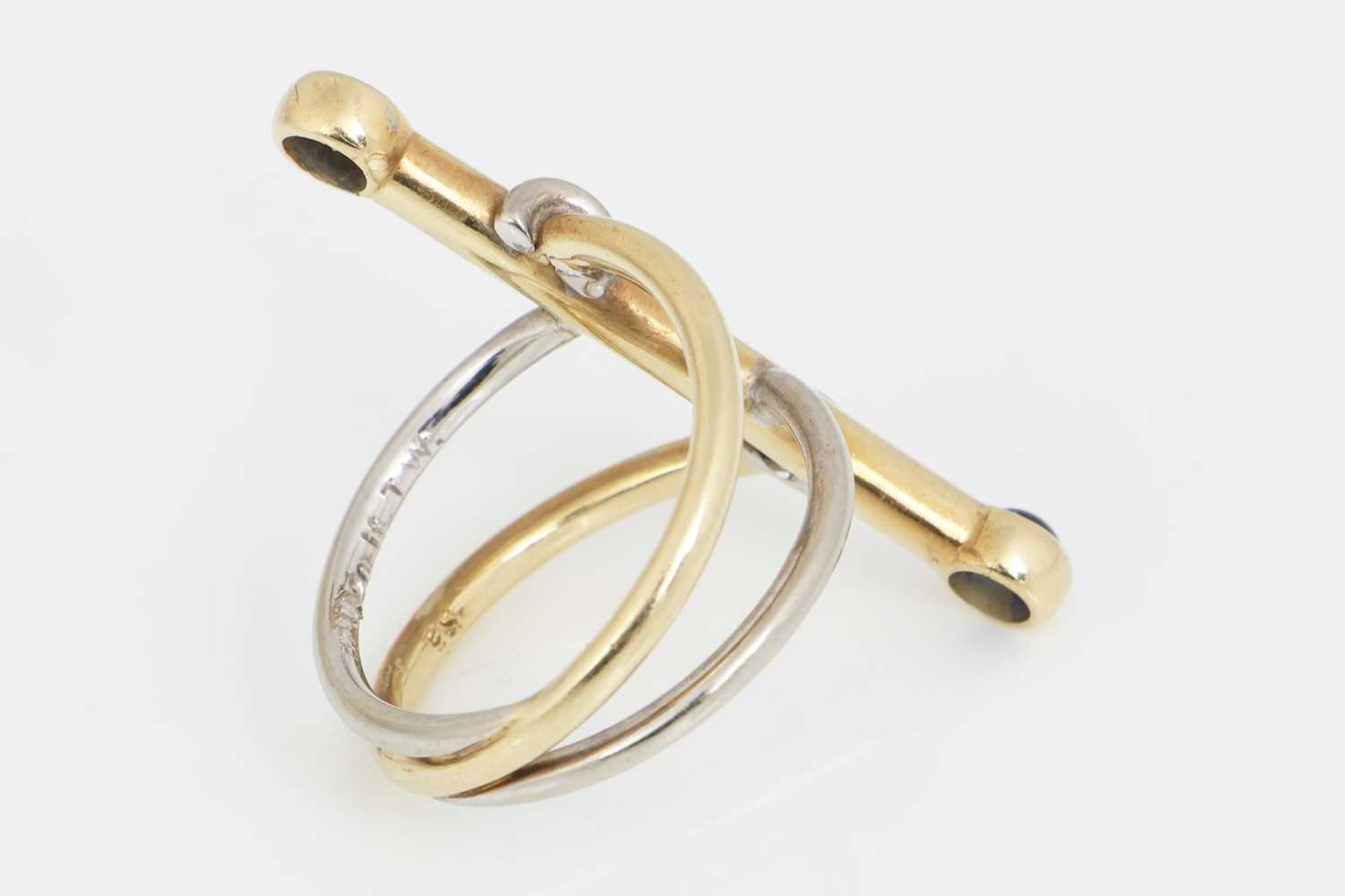 Moderner Ring mit Brillant und Saphir - Bild 2 aus 4