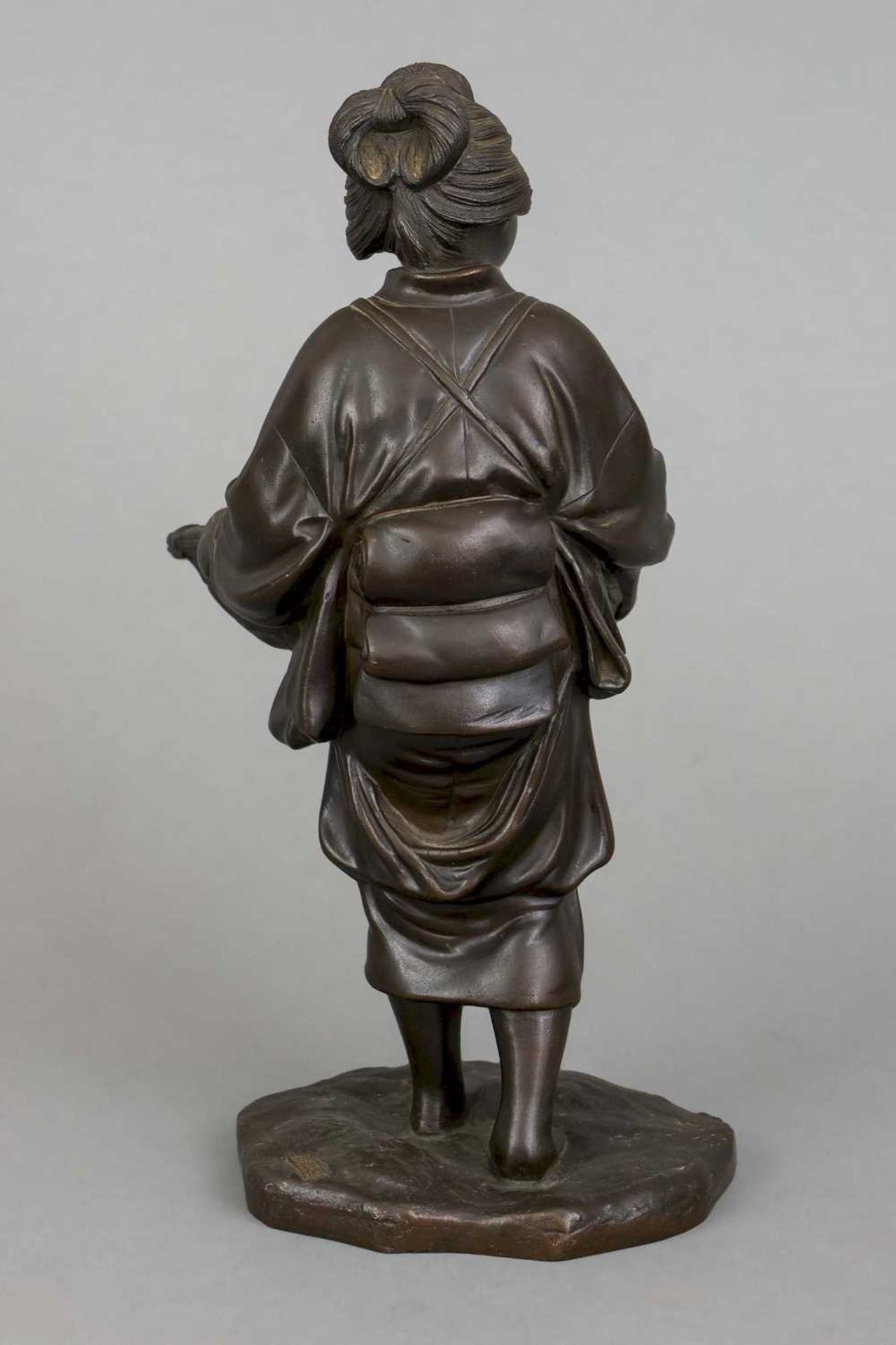 GENRYUSAI SEIKOKU (1868-1912) Bronzefigur "Japanerin mit Reiskorb" - Image 2 of 3