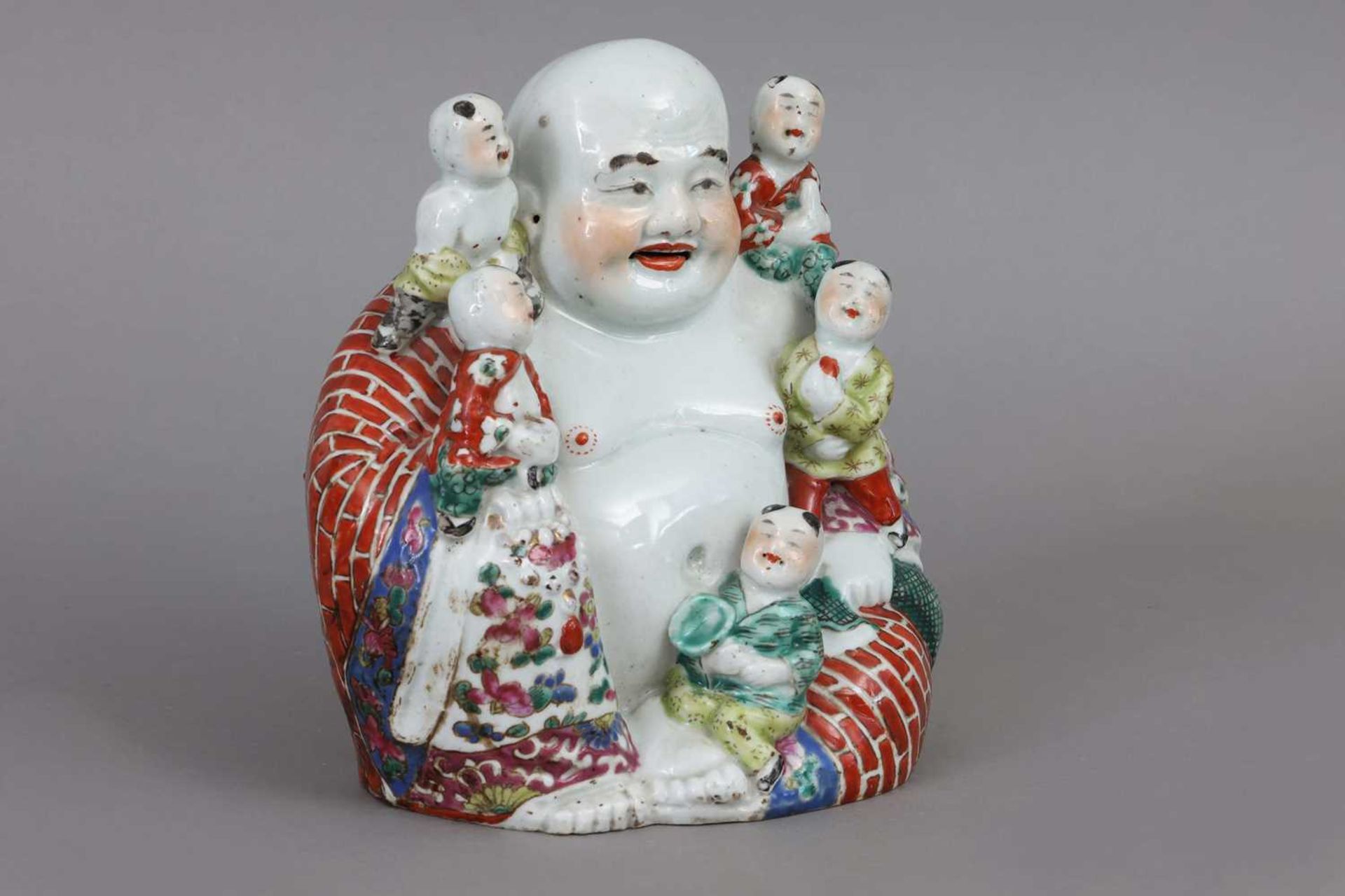 Chinesische Porzellanfigur "Happy Buddha mit Kindern" - Image 2 of 5