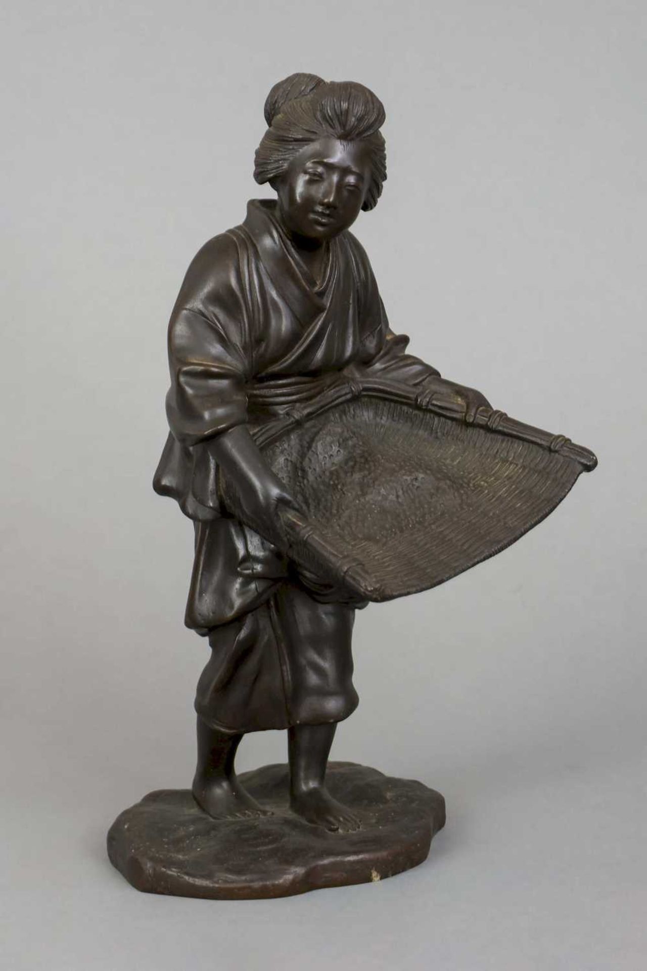 GENRYUSAI SEIKOKU (1868-1912) Bronzefigur "Japanerin mit Reiskorb"
