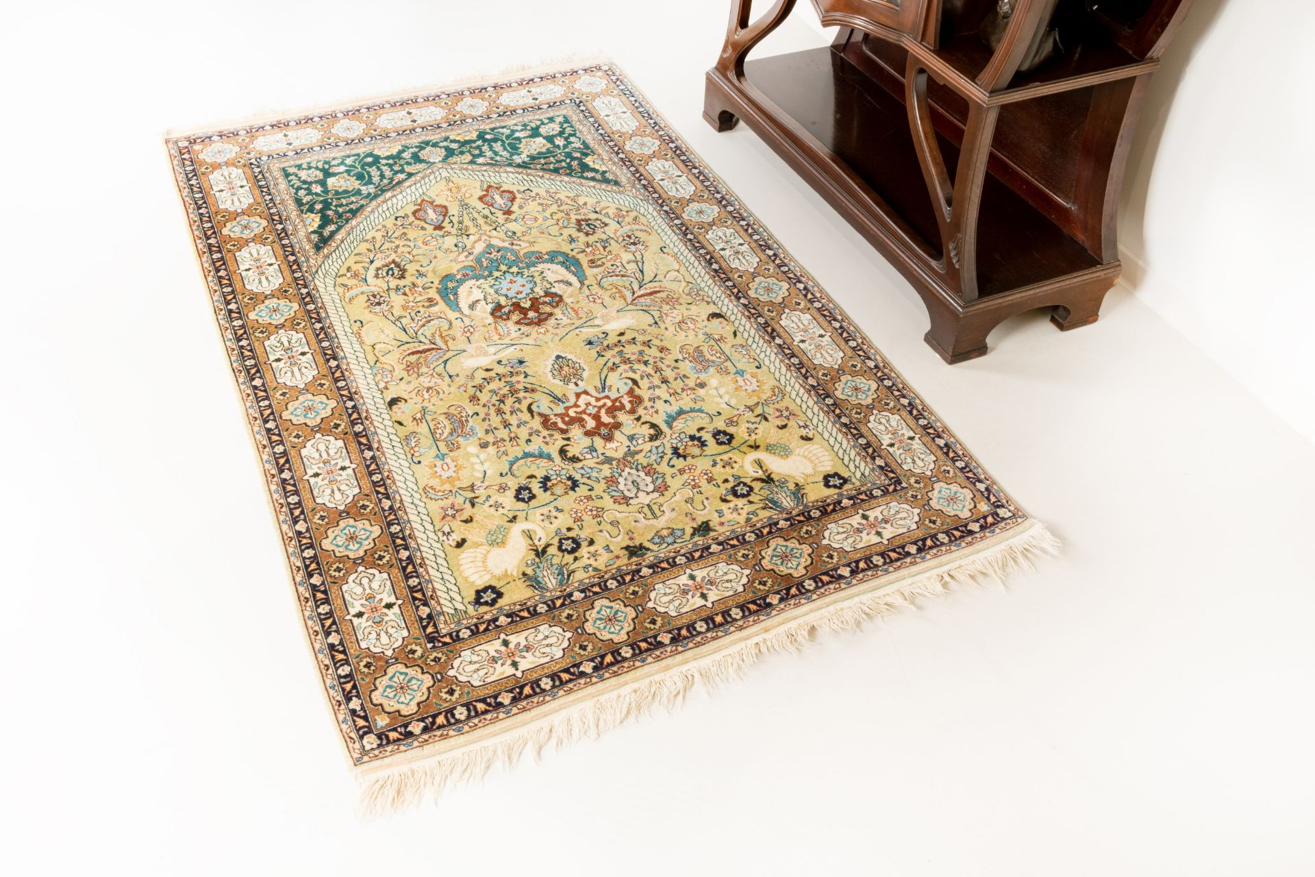 Orientalischer Teppich mit paradiesischem Motiv - Bild 2 aus 5