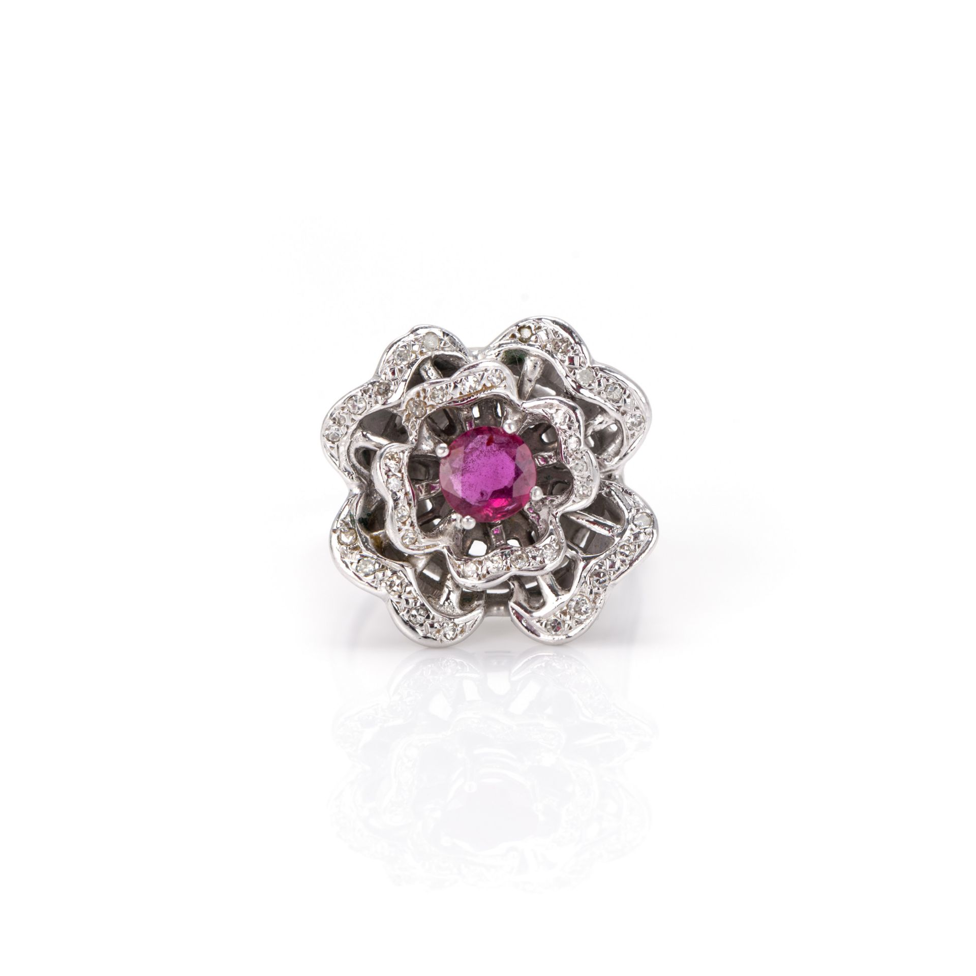 Damenring in Blütenform mit Diamant- und Rubinbesatz