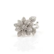 Lotusblumen-Brillantring im Stil von Van Cleef & Arpels