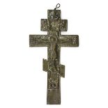 Orthodoxes Kreuz, Russland 1. H. 19. Jh., Bronze, mit reliefierter Darstellung Christi am Kreuz,
