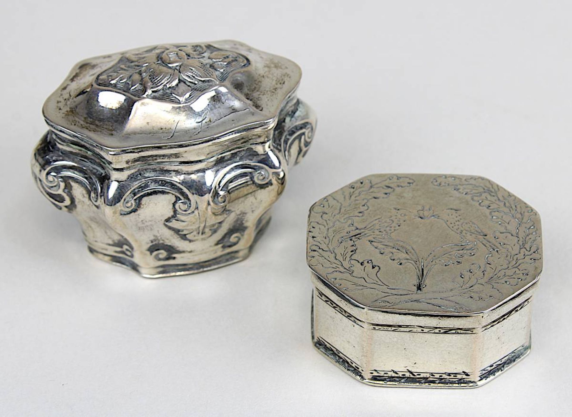 Riechdöschen und kleines Döschen, Silber, 19. Jh., Silber nicht gepunzt, aber geprüft: oktogonales