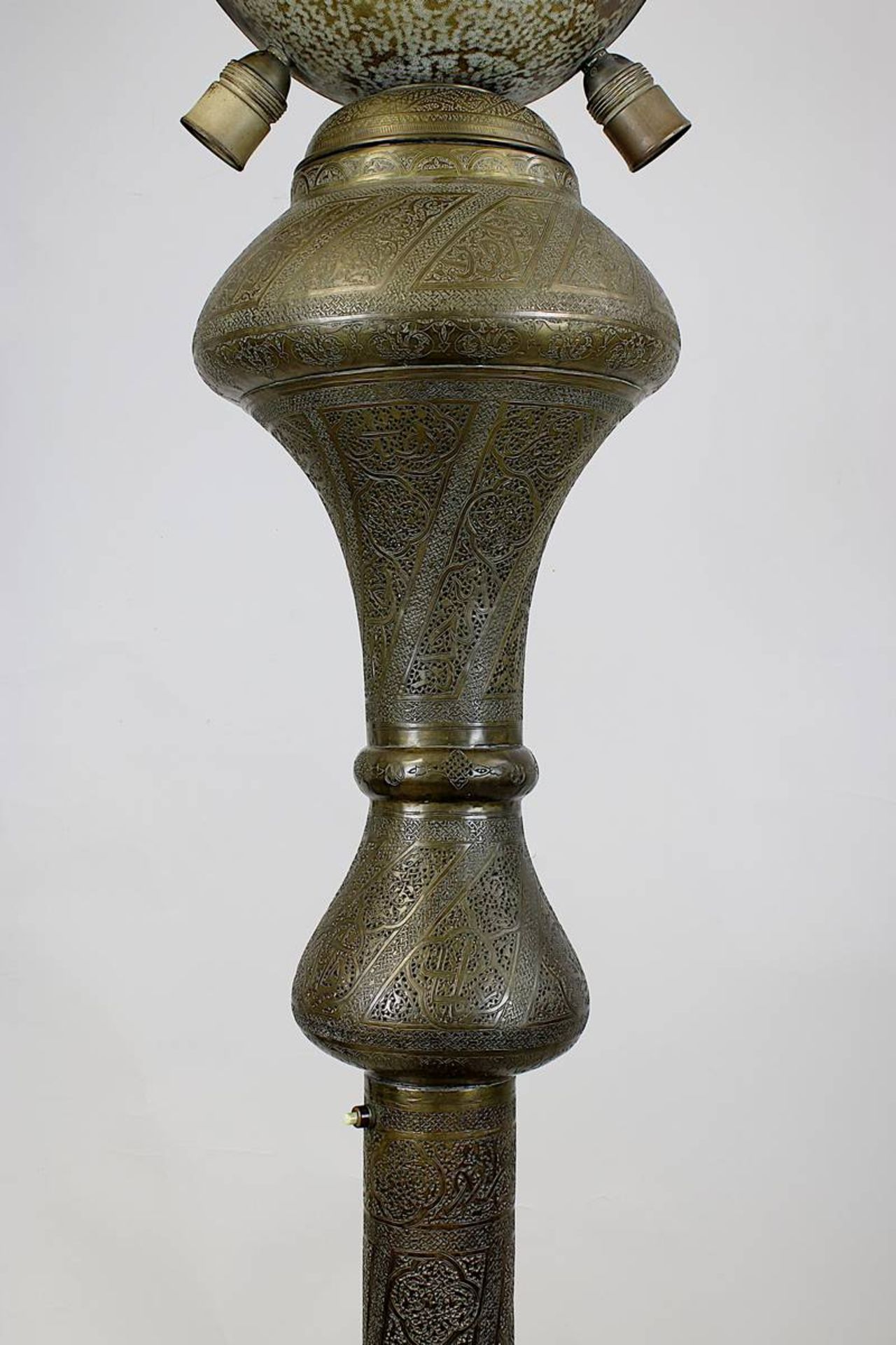 Große islamisch-orientalische Stehlampe, wohl Ägypten um 1920, Messing, in feiner Durchbrucharbeit - Image 3 of 5