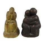 Zwei Figuren, 20. Jh.: sich umarmendes Paar, Keramik, bronzefarben staffiert, H: 20 cm u. sitzende