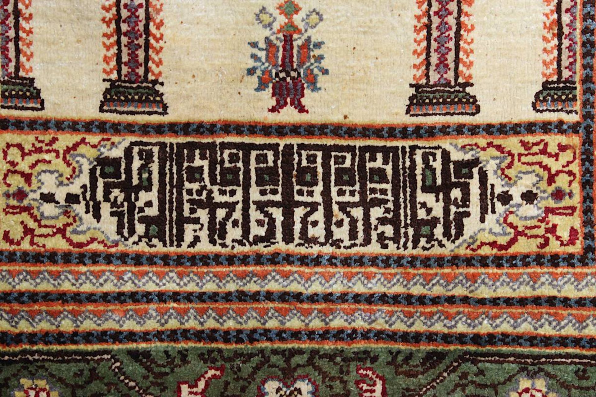 Kleiner Gebetsteppich, Hereke, Türkei 2. H. 20. Jh., Seide mit Goldbrokat, beigefarbener Fond, - Bild 4 aus 7