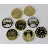 Acht Gigantenprägungen von Münzen weltweit, meist Kupfer vergoldet, teils versilbert u. mit