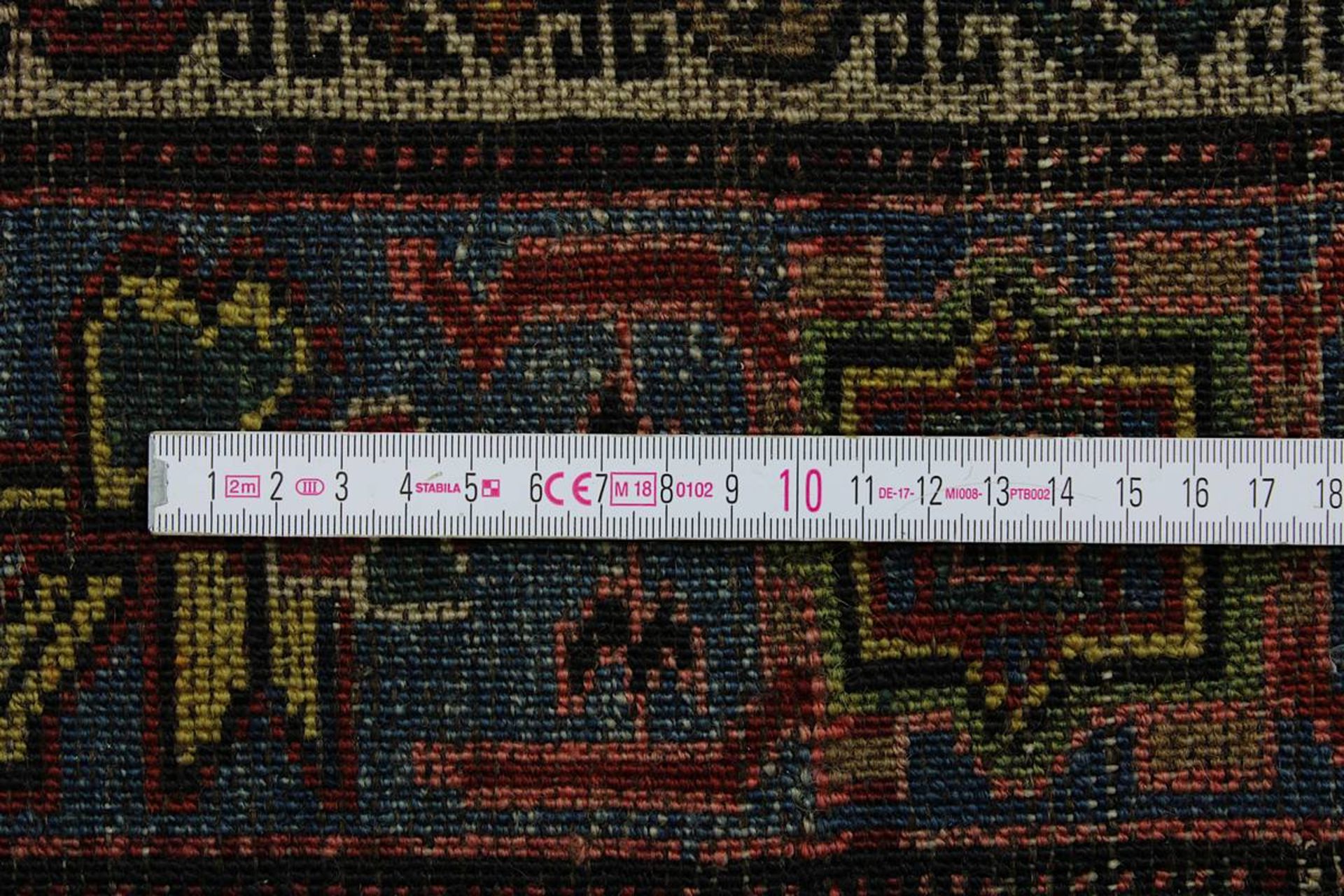 Nomaden-Teppich, 1. H. bis M. 20. Jh., dunkler Fond, mehrfache Bordüre, insgesamt durchzogen von - Bild 3 aus 4