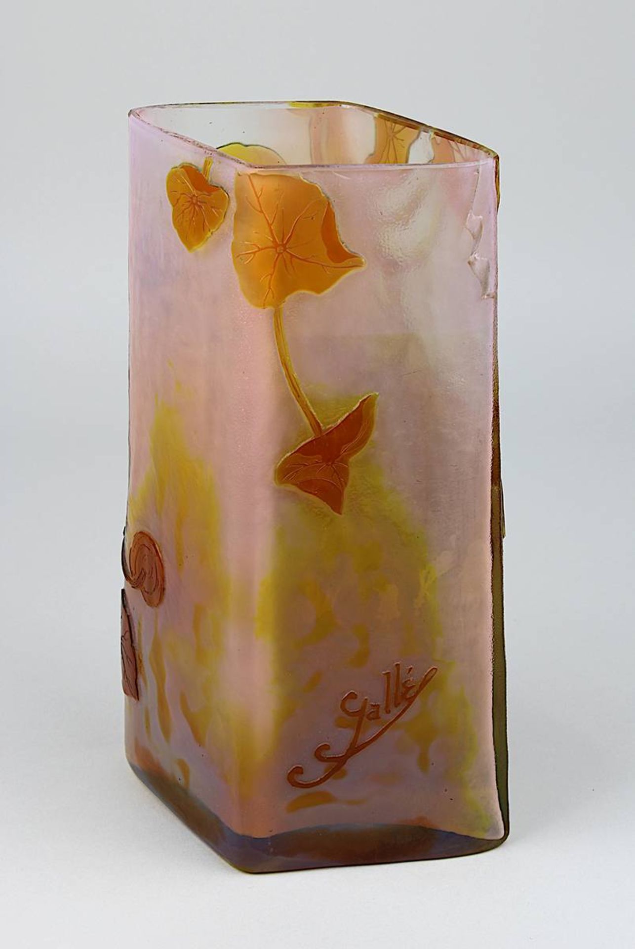 Gallé Jugendstil-Vase, Nancy 1906-1914, flacher vierseitiger Klarglaskörper, hellroséfarbener - Image 2 of 2