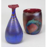 2 kleine Eisch Kunstglas-Vasen, Bayerischer Wald 1984 und 1985, beide farbloses Glas farbig