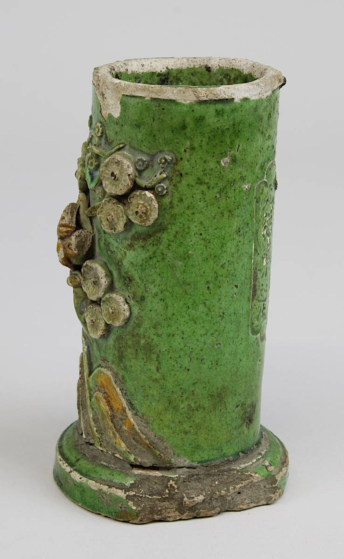 Pinselbecher, China 19. Jh., Keramik grün und gelb glasiert, Schauseite mit plastischem Dekor von - Image 2 of 5
