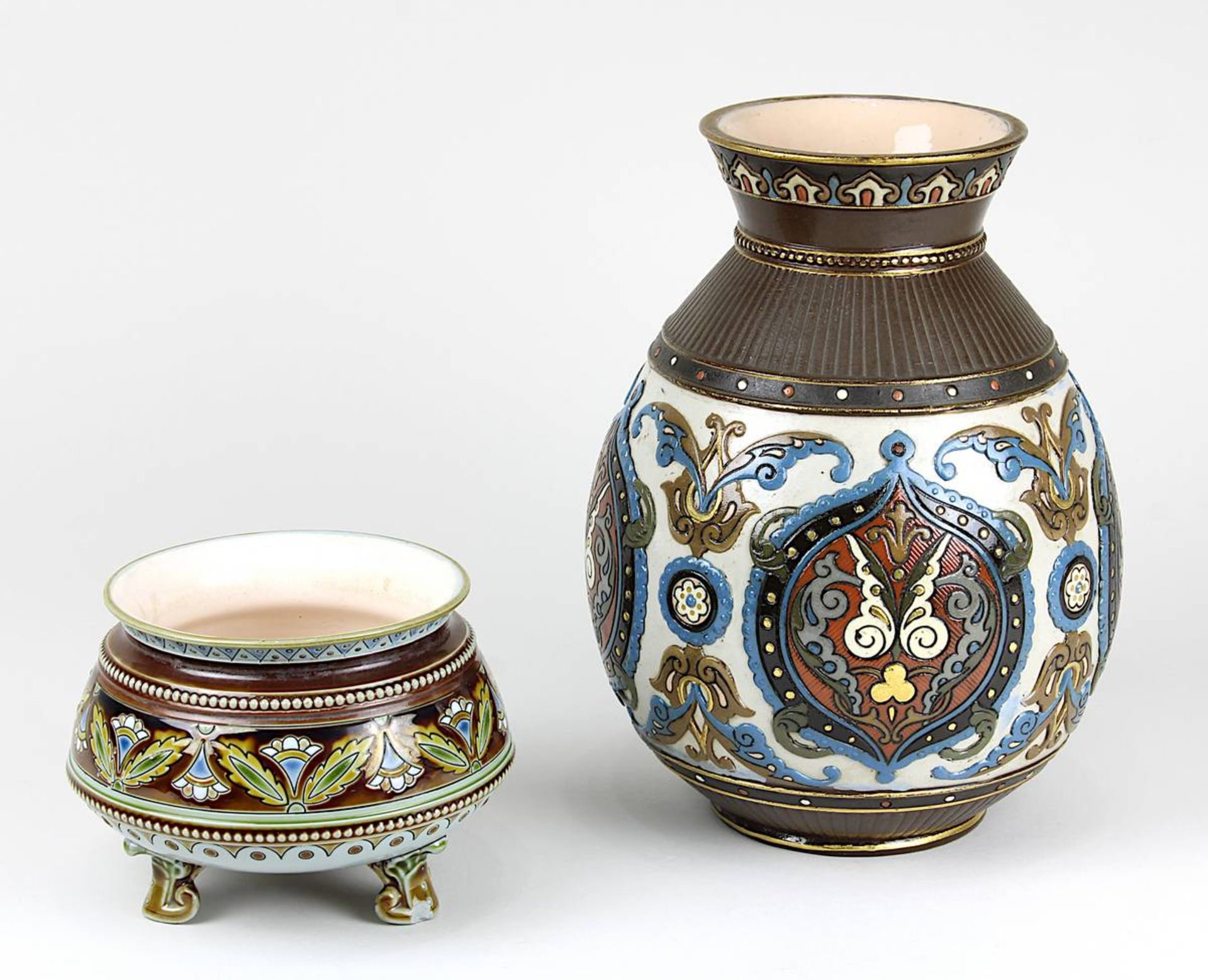 2 Villeroy & Boch Chromolith-Vasen, Mettlach um 1900, beide Keramik cremefarbener Scherben,