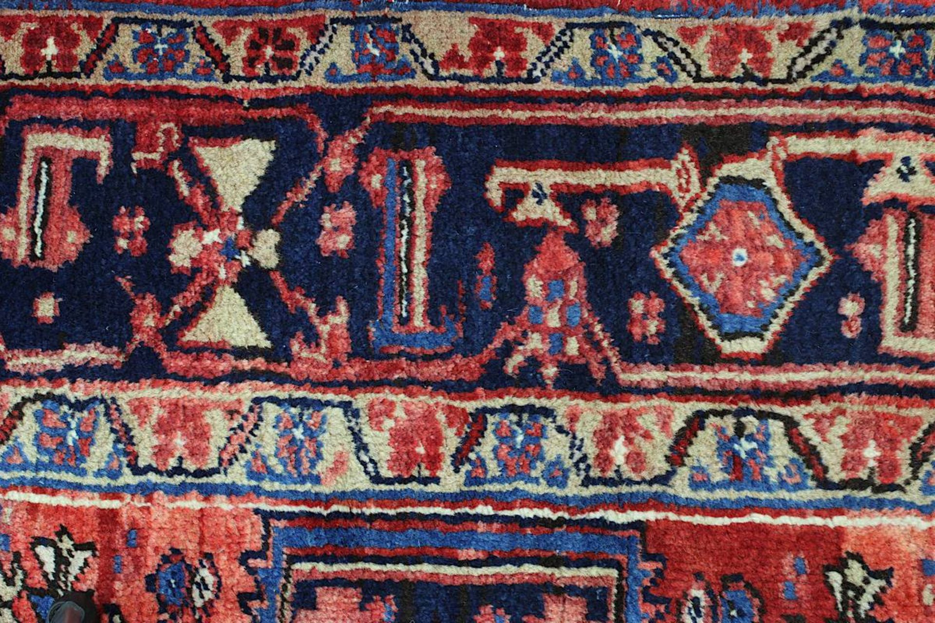 Heriz-Teppich, Persien M. bis 2. H. 20. Jh., insgesamt durchzogen von Blatt-, Blütenwerk u. - Bild 4 aus 8