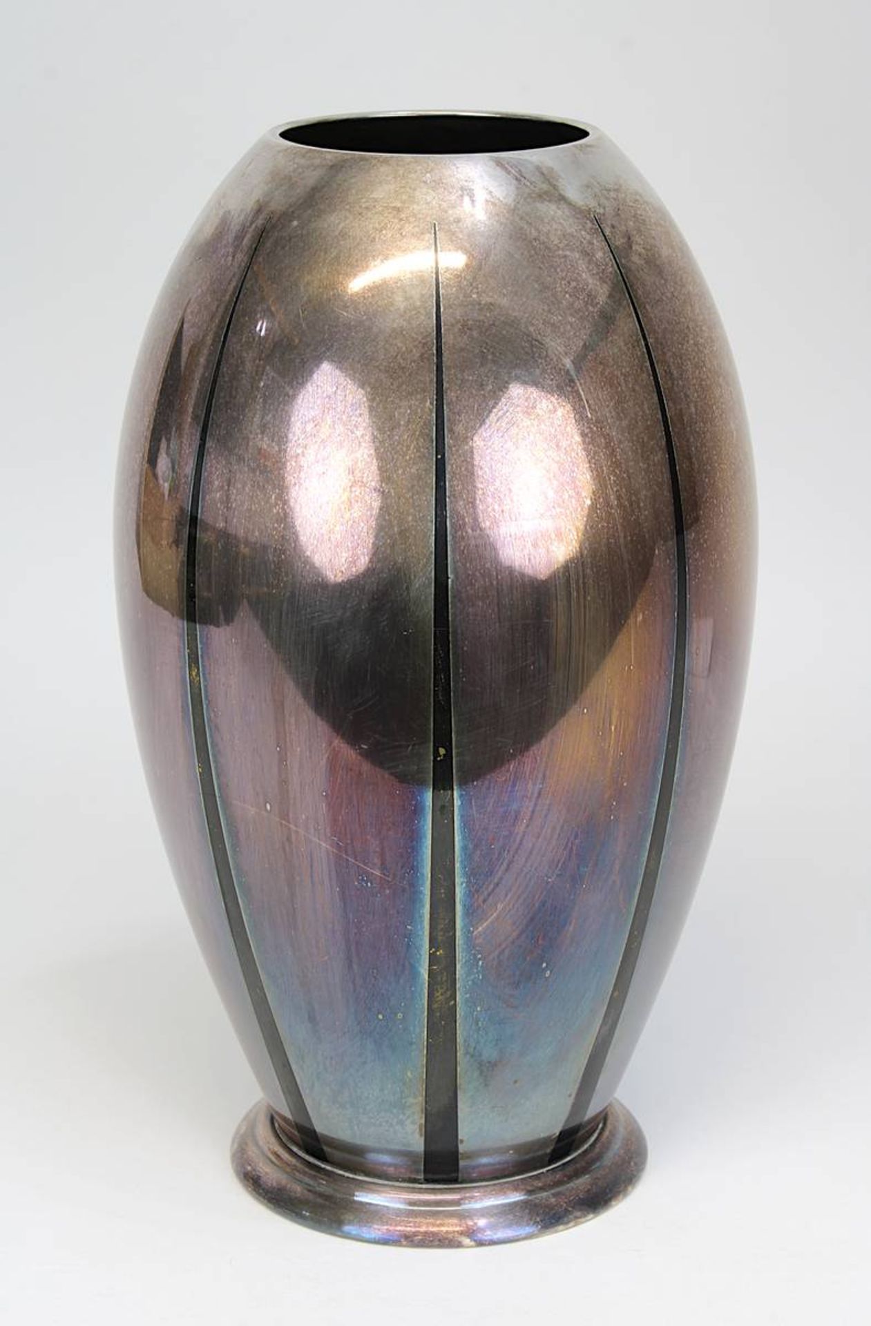 Vase, WMF, Geislingen, Ikora-Vase, wohl 1936, Messing versilbert (silber-schwarz-schattiert), auf