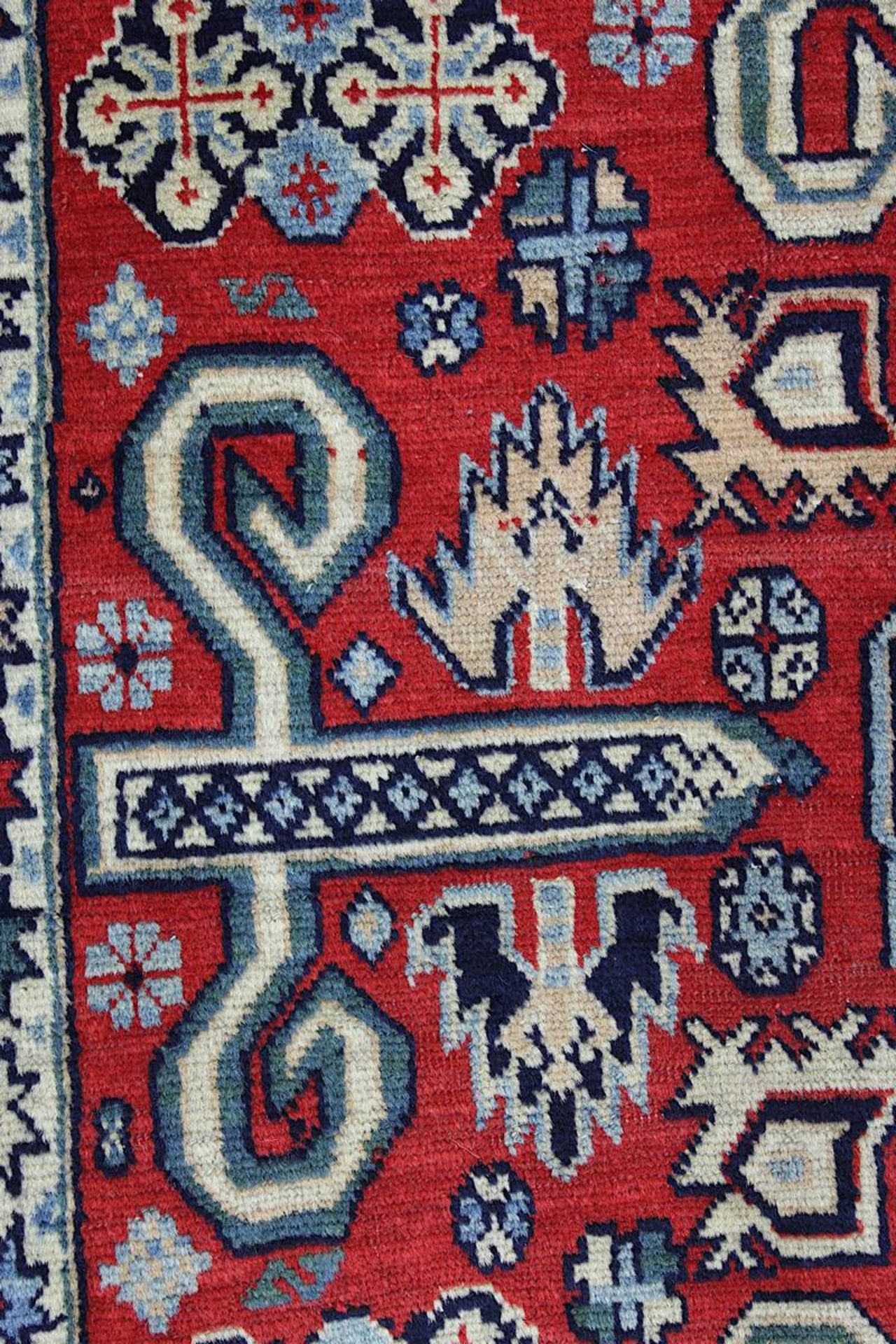 Perepedil, Kaukasus 1. H. 20. Jh., Wolle auf Baumwolle, rotgrundiger Fond, - Bild 3 aus 8