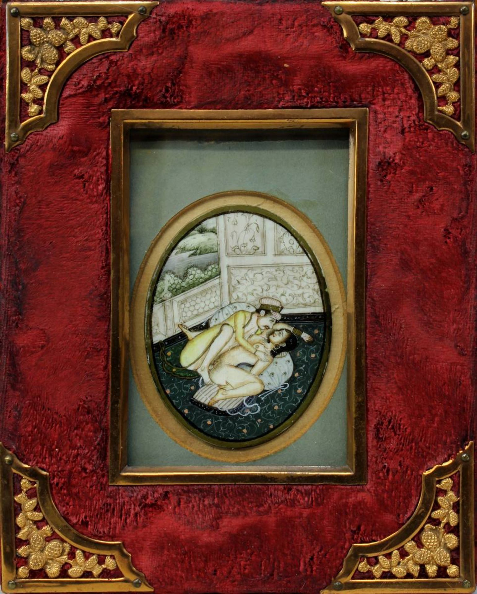 Erotische Miniatur, Indien 19. Jh., Paar beim Liebesspiel, im Oval, auf Bein gemalt, 6,5 x 4,9 cm,