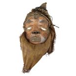 Maske "Mbuya", Pende, D. R. Kongo, weibliche Maske mit gesenkten Lidern und Ziernarben, helles