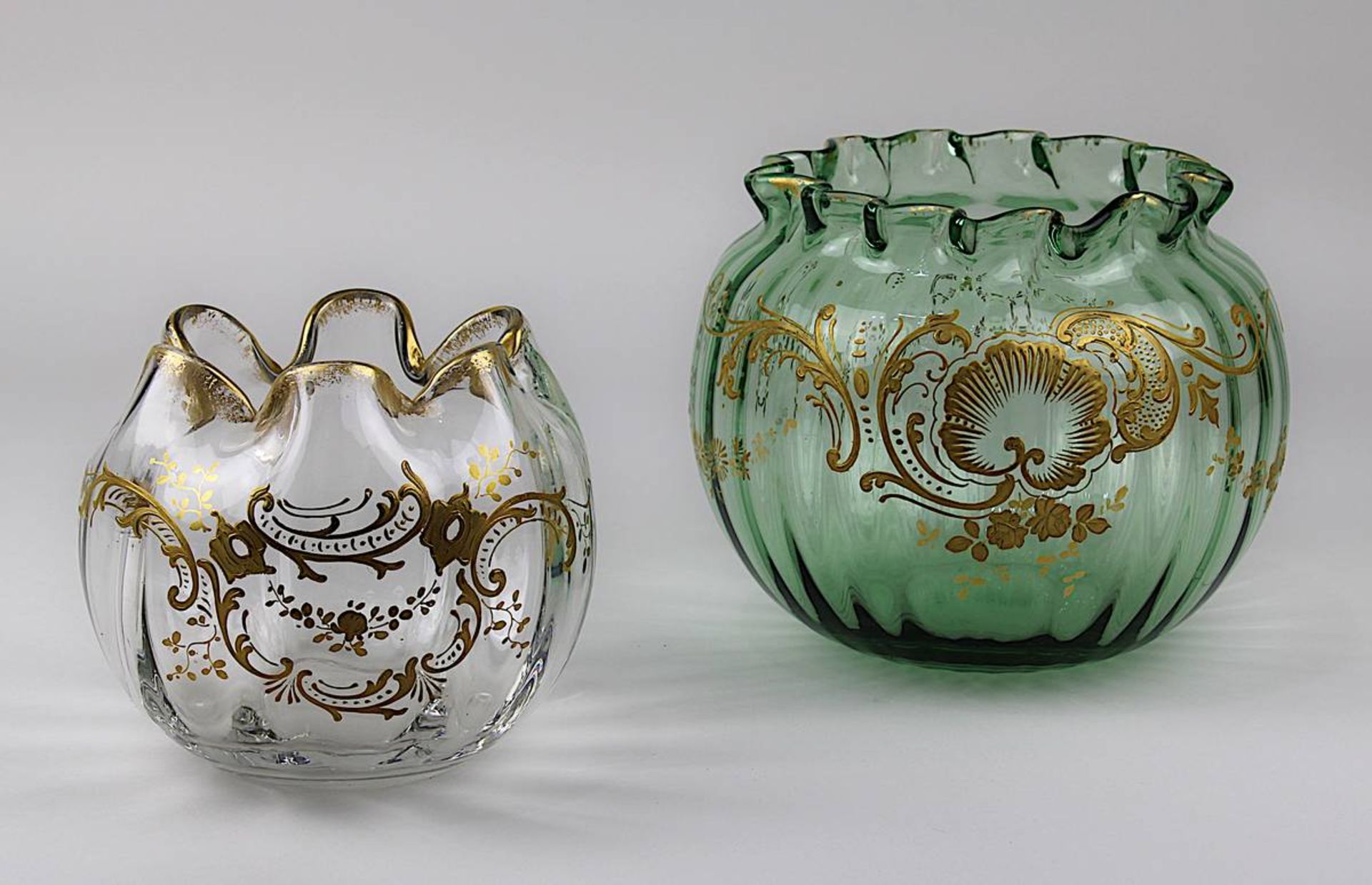 Zwei Jugendstil Kugelvasen, Frankreich um 1900, eine kleine Vase aus Kristallklarglas, wohl