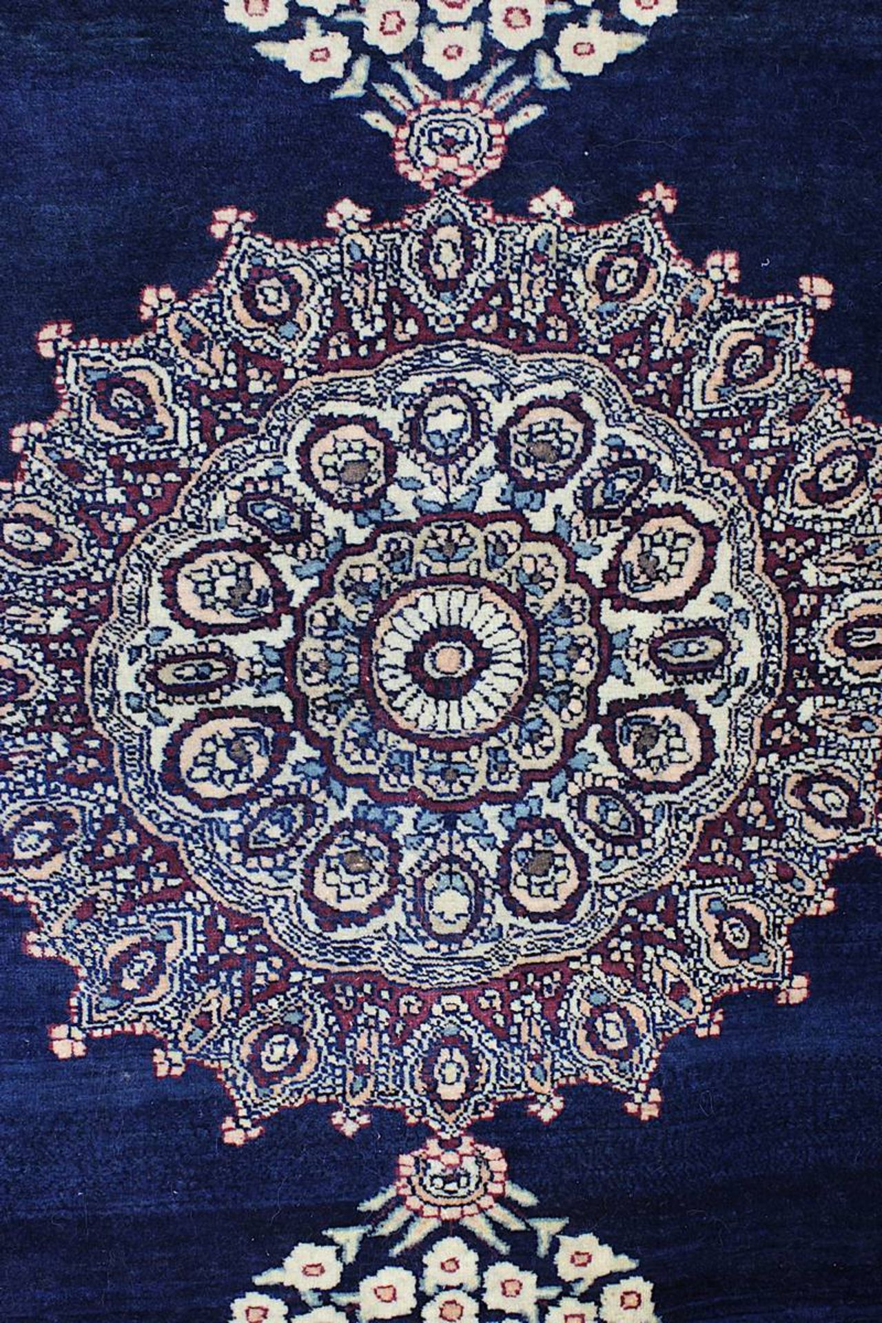 Täbris, Persien 1. H. 20. Jh., nachtblauer Fond, mit gestuftem Mittelmedaillon u. abgesetzten - Bild 3 aus 9