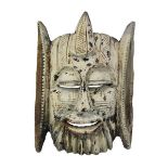 Dekorative Maske unbekannter Herkunft, leichtes Holz geschnitzt, Schauseite weiß gefärbt und mit