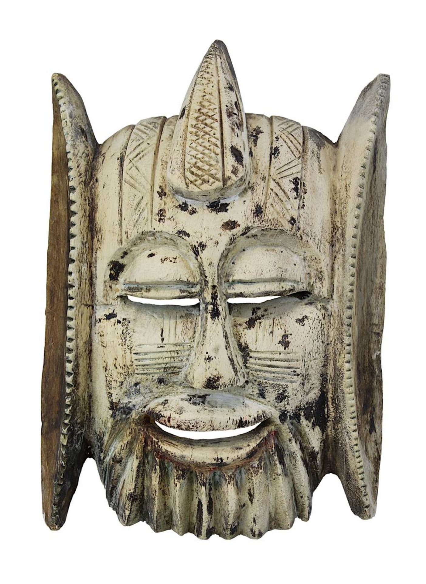 Dekorative Maske unbekannter Herkunft, leichtes Holz geschnitzt, Schauseite weiß gefärbt und mit