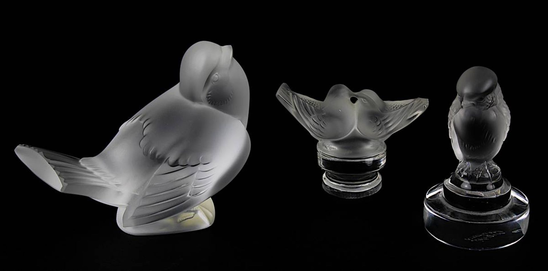 Drei Lalique Vögel aus Kristallglas, partiell matt geätzt, ein großer Vogel, Höhe 9 cm, Länge 10,5