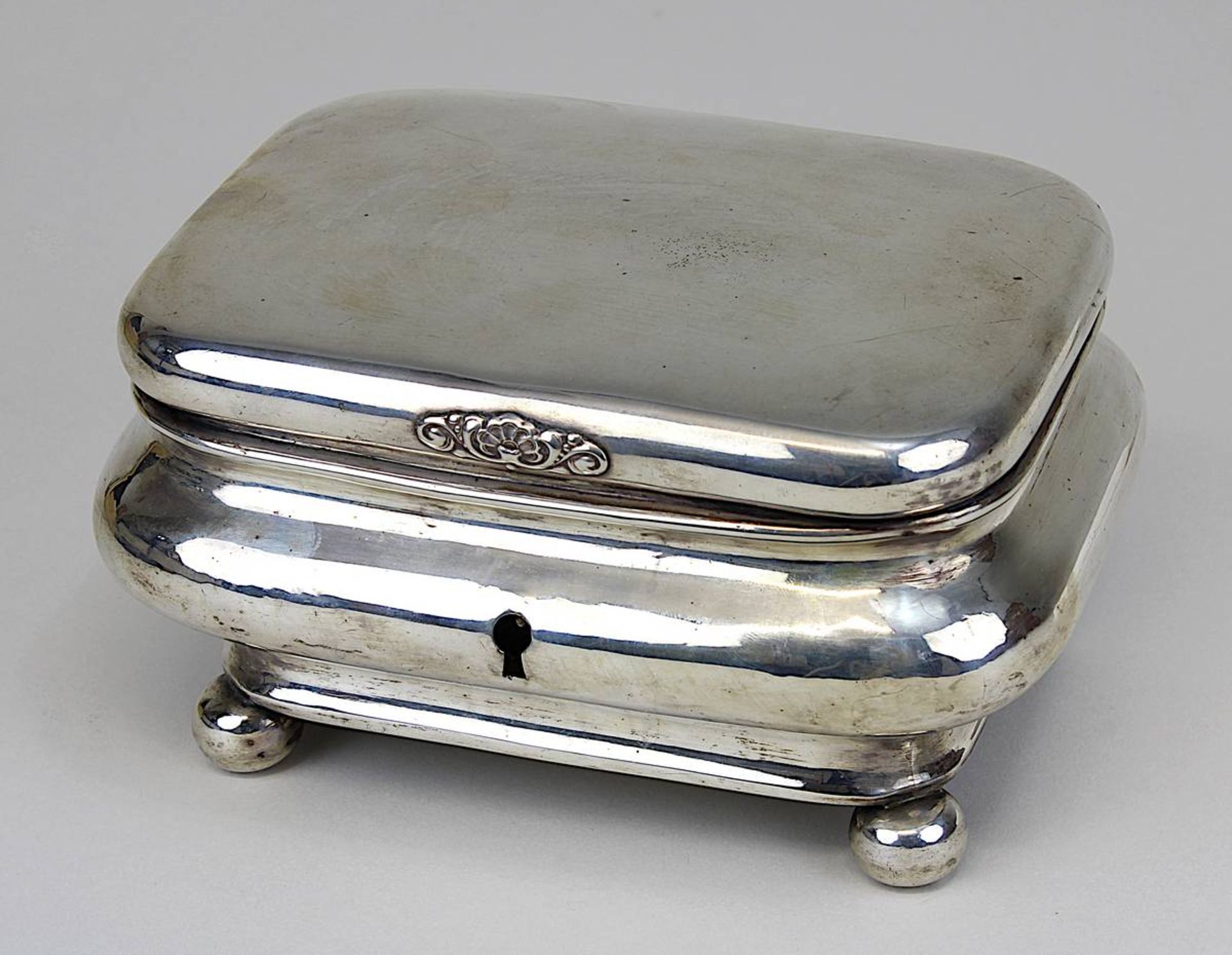 Dose/Zuckerdose aus 12-lötigem Silber, deutsch um 1840/50, auf vier Kugelfüßen, gebauchte eckige