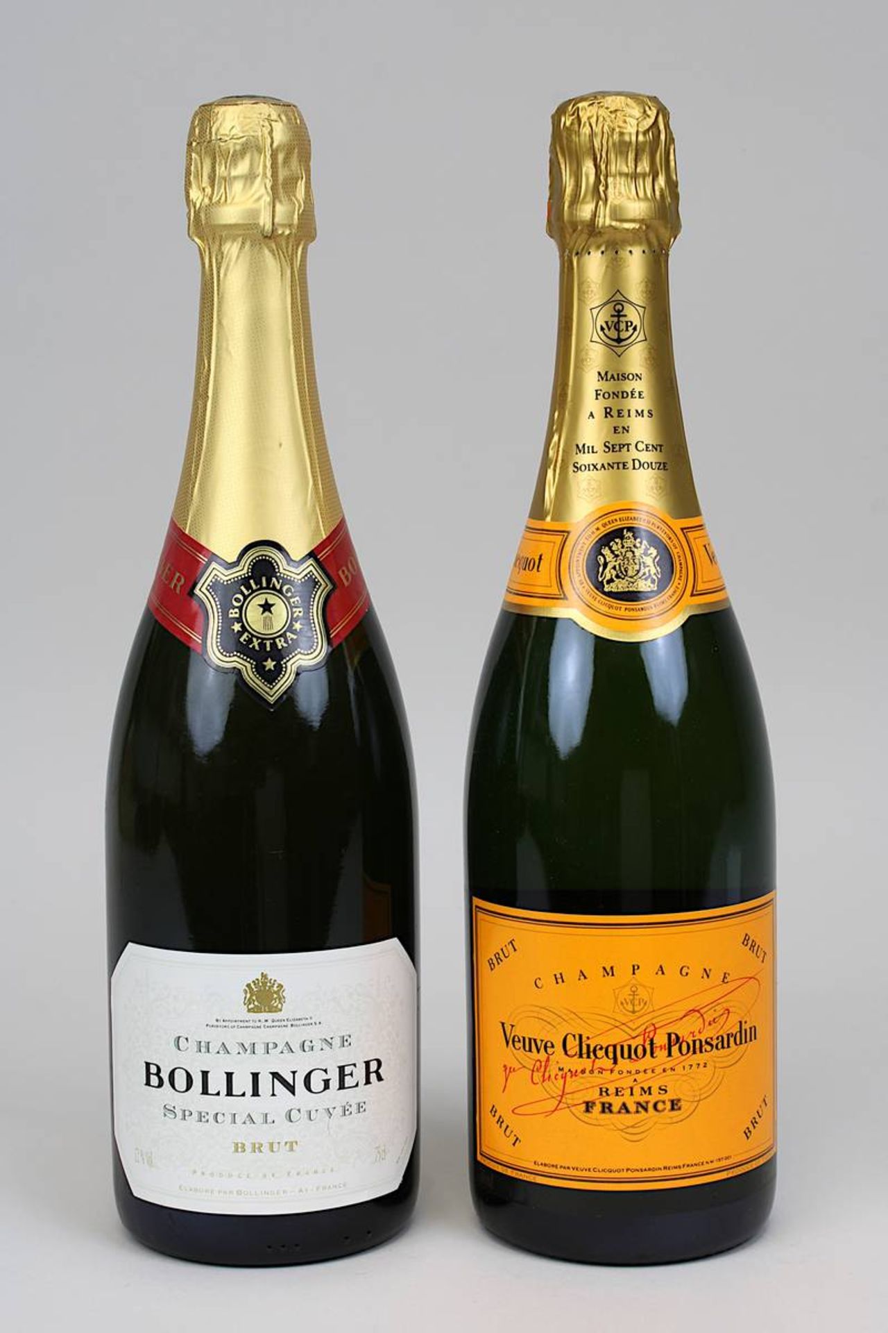 Zwei Flaschen Champagner: 1 Flasche Veuve Clicquot Ponsardin, Brut, Reims und 1 Flasche Bollinger