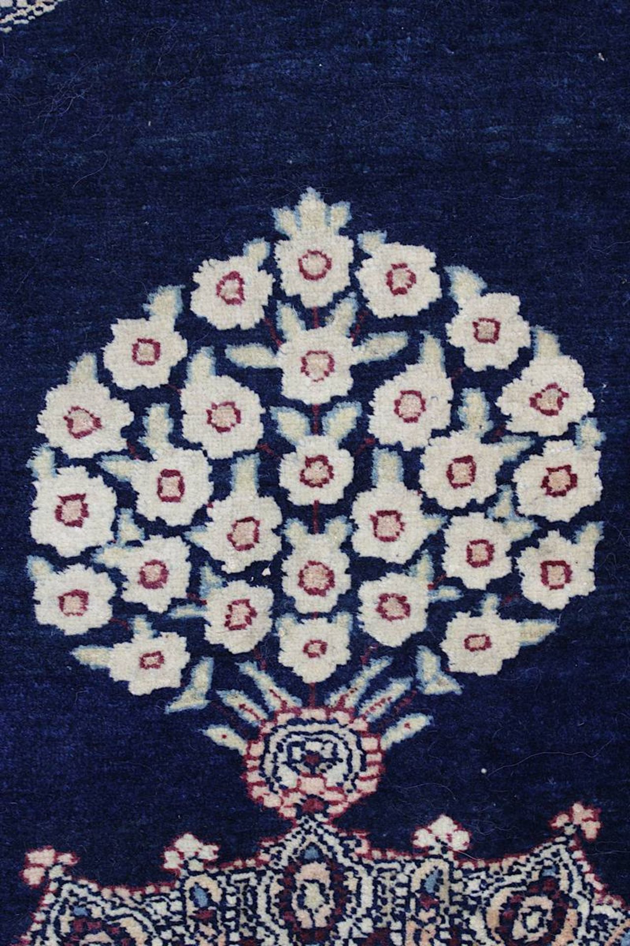 Täbris, Persien 1. H. 20. Jh., nachtblauer Fond, mit gestuftem Mittelmedaillon u. abgesetzten - Bild 4 aus 9