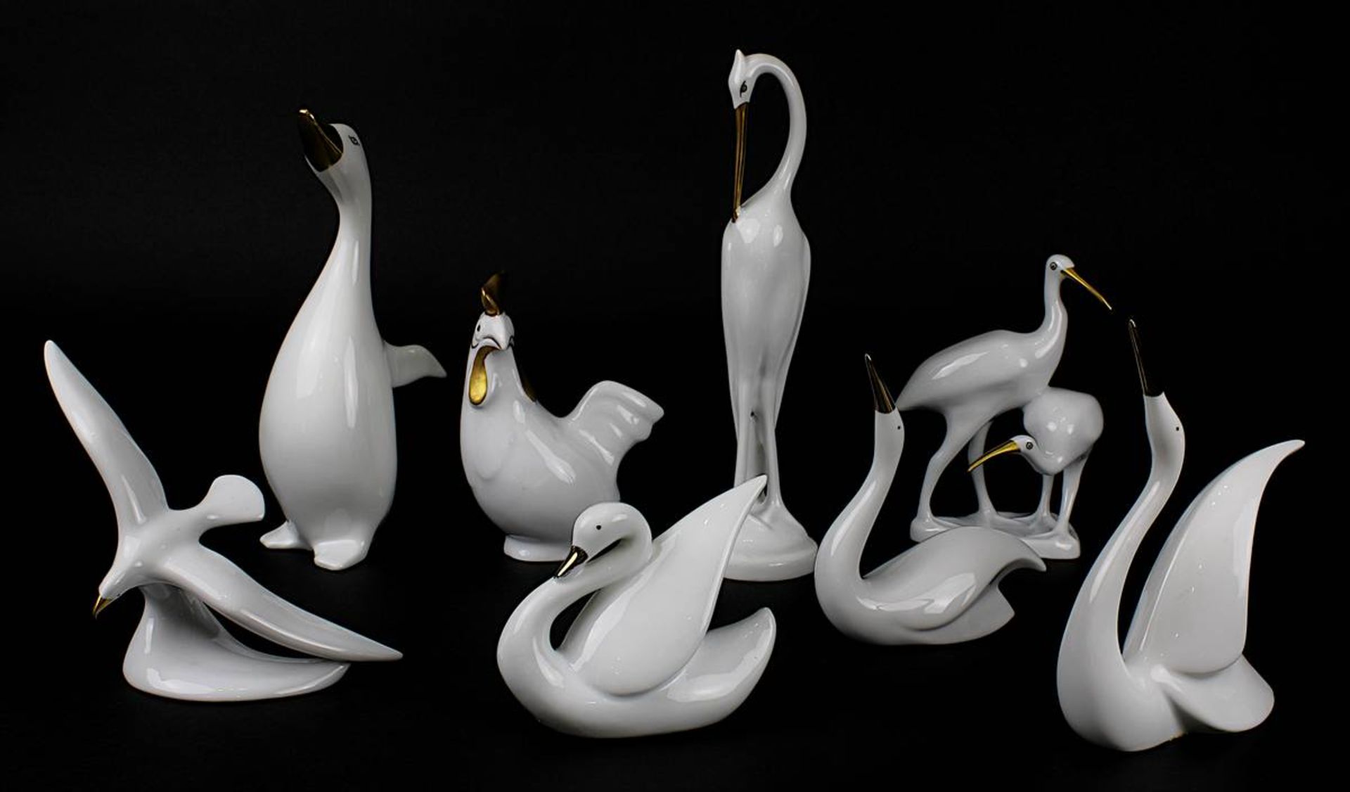 Acht Porzellanfiguren: Reiher, Schwäne, Enten etc., 2. H. 20. Jh., Weißporzellan mit Goldstaffage, 5
