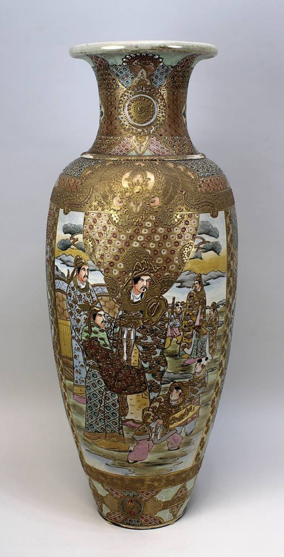 Große Satsuma-Bodenvase, Japan wohl Anfang 20. Jh., Steingut heller Scherben völlig bemalt, in 2