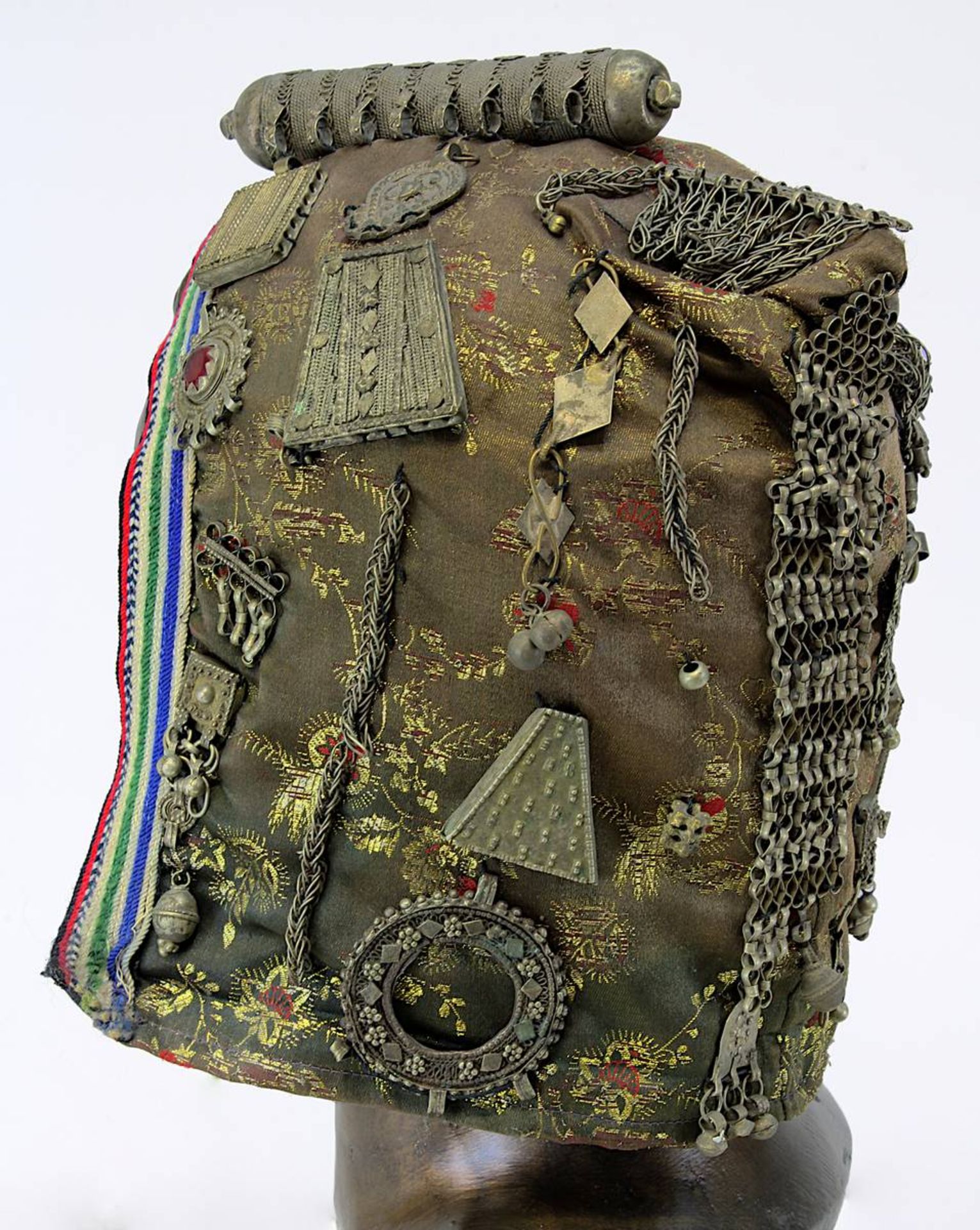 Haube eines Mädchens mit üppigem Silber-Schmuckbesatz, Jemen um 1960, typische weiche Stoffhaube - Image 3 of 4