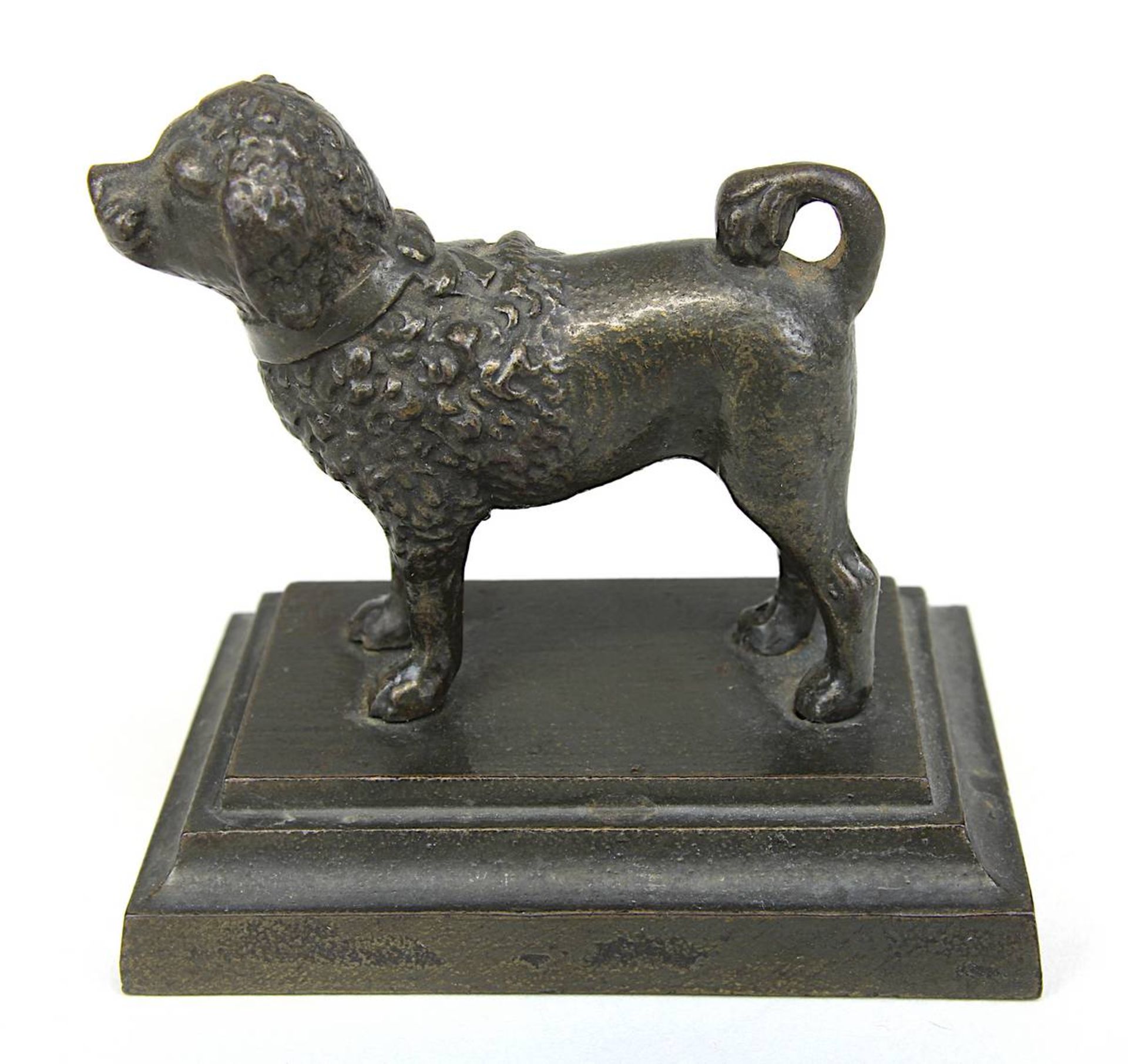 Skulpteur 19. Jh., auf gestuftem Podest stehender Hund, wohl Pudel, Eisenkunstgussfigur der