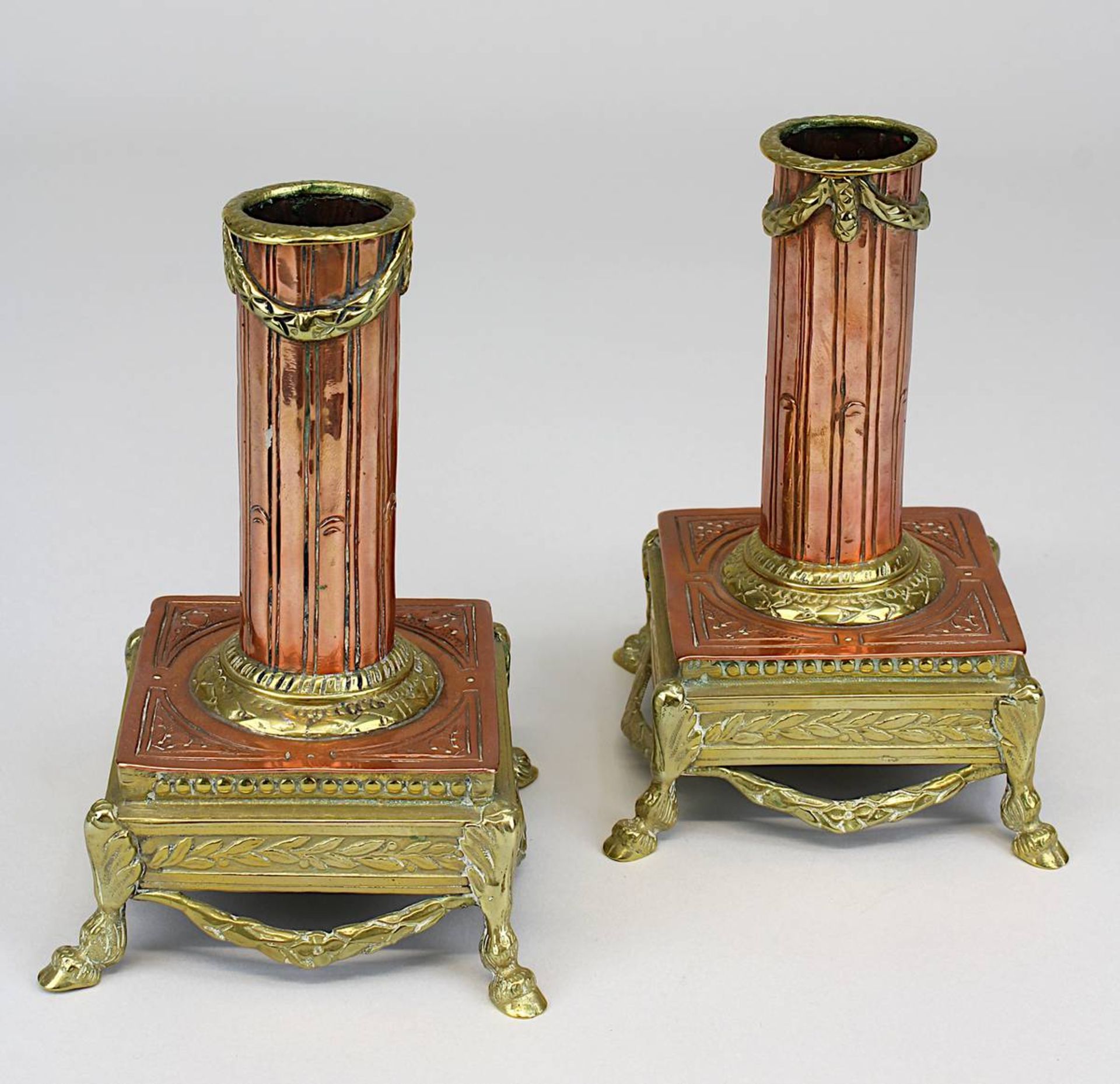 Paar Kerzenleuchter Louis XVI, Frankreich 18. Jh., Messing und Kupfer mit reliefiertem Dekor, jew.